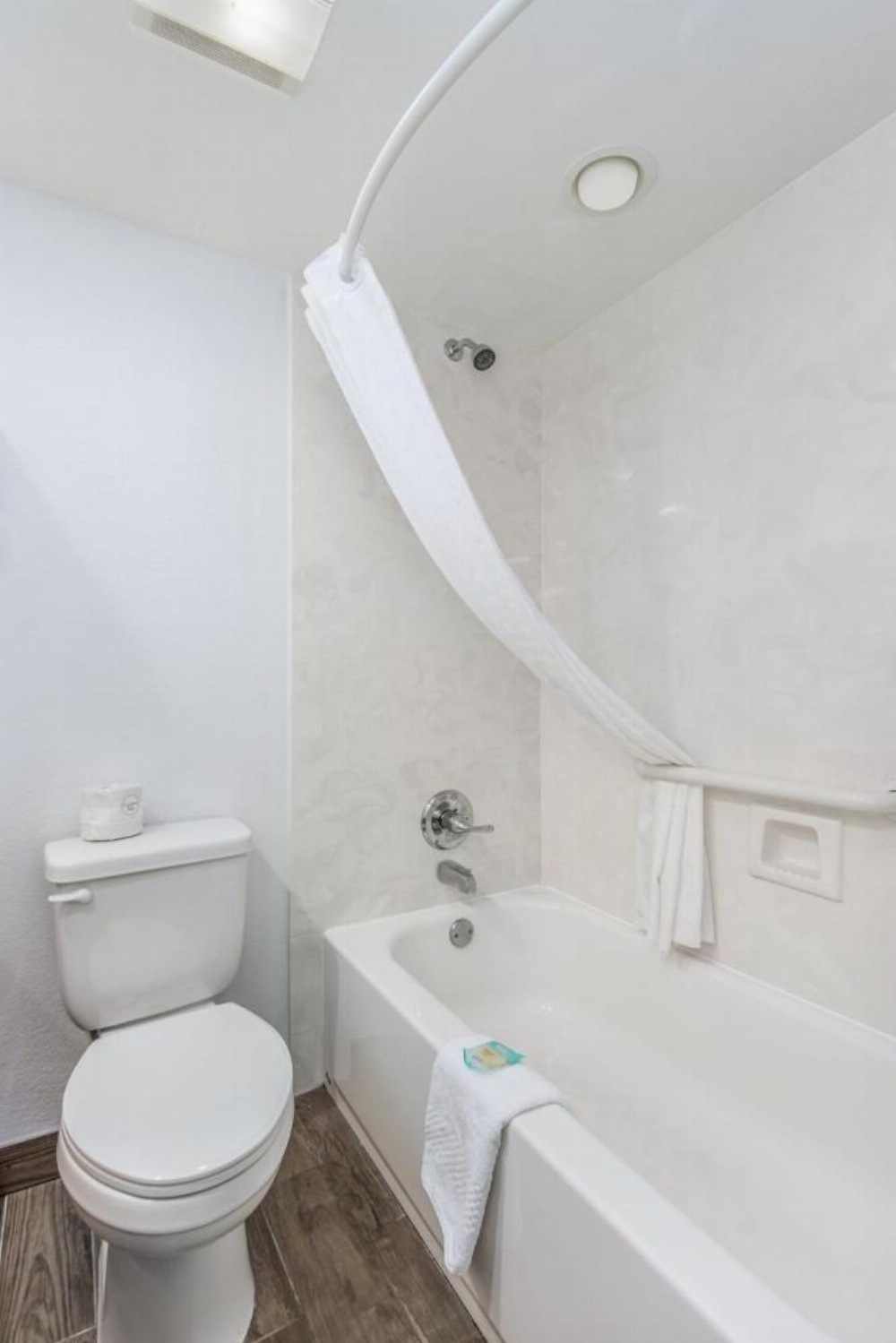 Crossroads Inn & Suites