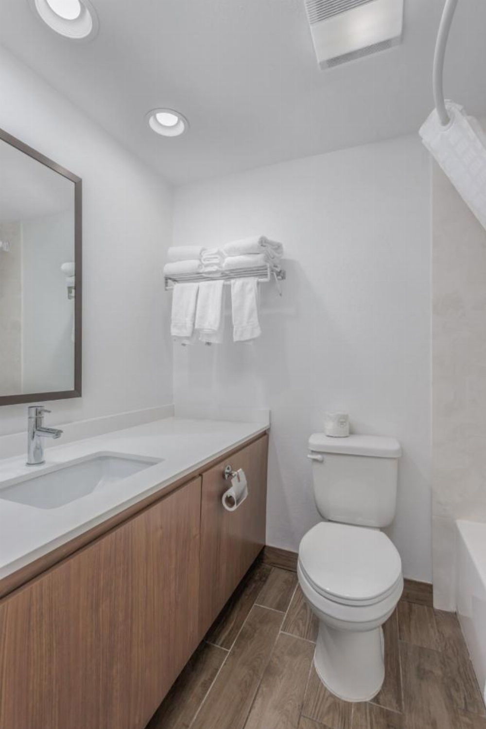 Crossroads Inn & Suites